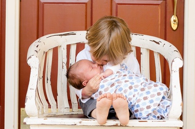 hermano mayor y bebe